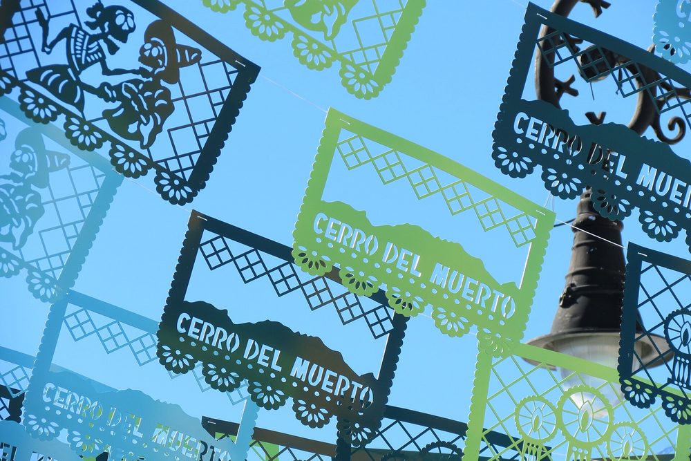 Guirnaldas tradicionales de papel picado de colores colgando sobre una calle